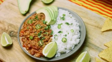 Uzun pirinçli Chili con carne. Belçika birasıyla hindiden yapılmış. Meksika mutfağı