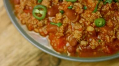 Uzun pirinçli Chili con carne. Belçika birasıyla hindiden yapılmış. Meksika mutfağı. Makro çekim