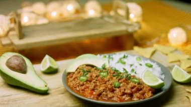 Uzun pirinçli Chili con carne. Belçika birasıyla hindiden yapılmış. Meksika mutfağı