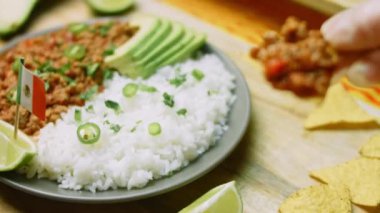 Uzun pirinçli Chili con carne. Belçika birasıyla hindiden yapılmış. Meksika mutfağı