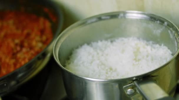 Retiro la tapa del tazón de arroz hervido largo. Cocinar chile con carne, Cocina Mexicana — Vídeo de stock