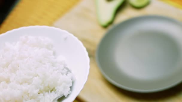 Puse arroz hervido largo en un plato — Vídeos de Stock