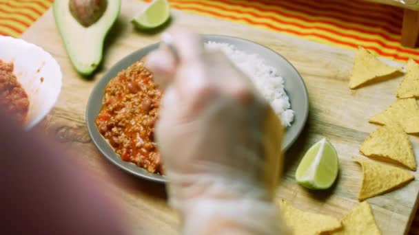 Pus chili con carne num prato ao lado de arroz. É cozido a partir de peru e cerveja belga — Vídeo de Stock