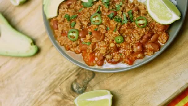 Chili con carne con arroz largo. Hecho de pavo con cerveza belga. Cocina Mexicana — Vídeo de stock