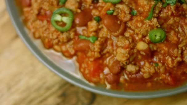 Chili con carne au riz long. Fabriqué à partir de dinde à la bière belge. Cuisine mexicaine. Prise de vue macro — Video