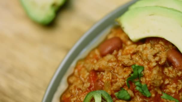 Chili con carne con arroz largo. Hecho de pavo con cerveza belga. Cocina Mexicana. Disparos macro — Vídeos de Stock