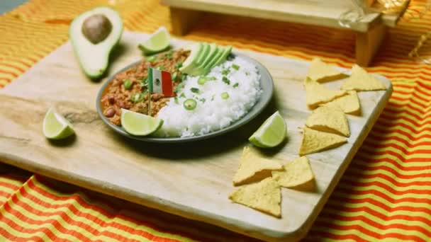 Chili con Carne mit langem Reis. Hergestellt aus Pute mit belgischem Bier. Mexikanische Küche — Stockvideo