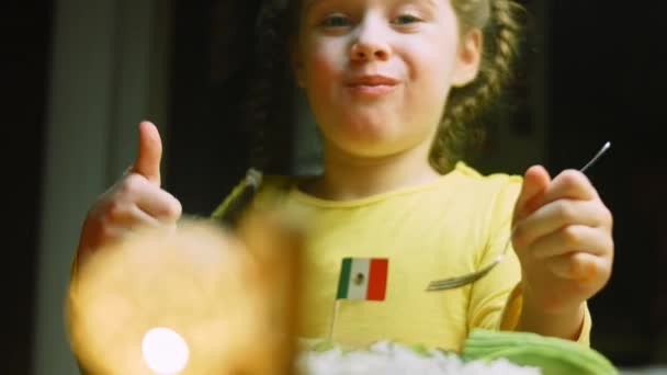 A menina tem gosto Chili con carne com arroz longo. Feito de peru com cerveja belga — Vídeo de Stock