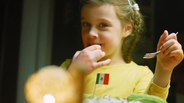 Дівчинка смакує Chili con carne з довгим рисом. Зроблена з індички з бельгійським пивом. — стокове відео