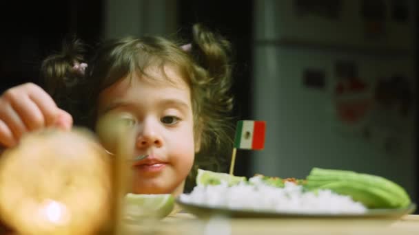La fille goûte Chili con carne avec du riz long. Fabriqué à partir de dinde avec bière belge — Video