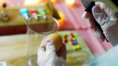 Mikser kavanozunda bir yumurta kırdım.