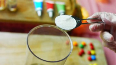 Blender kavanozundaki malzemelere bir çorba kaşığı şeker ekle. Karamelli turta hazırlıyoruz.