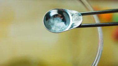 Blender kavanozundaki malzemelere bir çay kaşığı tuz ekle. Karamelli turta hazırlıyoruz.