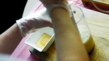 Malzemeleri karıştırıcı kavanozunda karıştırıyorum. Karamelli turta hazırlıyoruz.