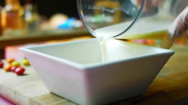 Süt malzemelerini karamel turtasına koydum. Makro çekim