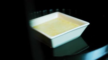 Fırında pişirmek için karamel tartı koydum.