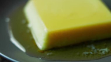 Meksika karamelli turtası masada. Güzel atmosfer. Makro çekim