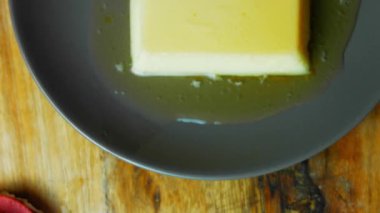 Meksika karamelli turtası masada. Güzel atmosfer. Kaydırıcı atışı