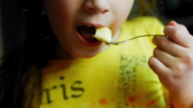 Kızın bir parça karamel kreması tadı var.