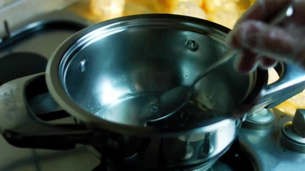 Змішайте цукор і карамельну воду з ложкою — стокове відео