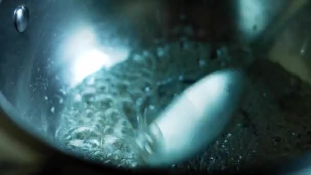 설탕 과 캐러멜 물을 숟가락 과섞는다. 매크로 촬영 — 비디오