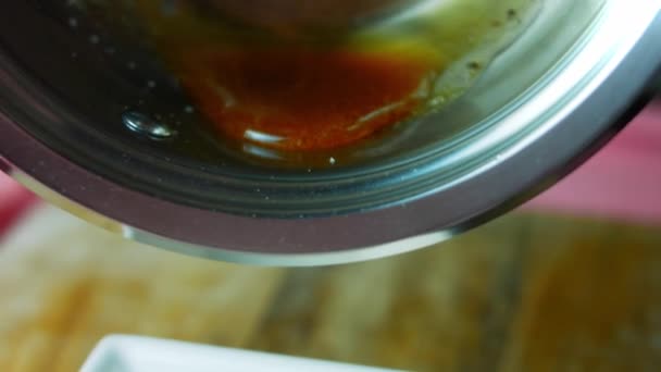Häll den smälta karamellen i den fyrkantiga skålen. Vi förbereder mexikansk karamell flan — Stockvideo