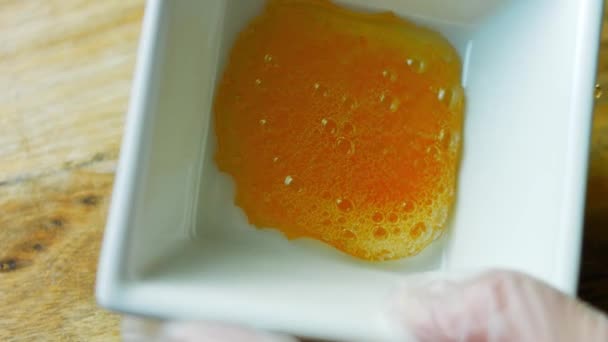 Espalhe o caramelo derretido no prato quadrado — Vídeo de Stock