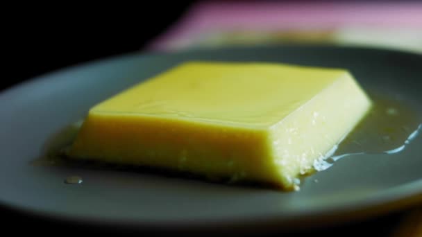 Flan de caramelo mexicano sobre la mesa. Hermosa atmósfera. Disparos MAcro — Vídeos de Stock