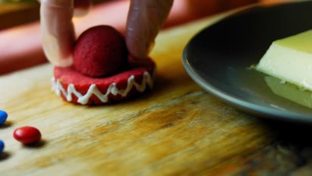 Puse galletas de sombrero mexicano en flan de caramelo — Vídeos de Stock