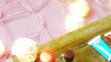 Unu bardakla birlikte şeffaf bir kaseye koydum. Romantik atmosfer