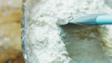 Hamur malzemelerini plastik kaşıkla karıştır. Makro çekim