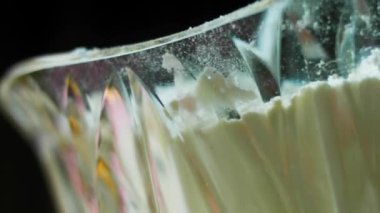 Hamur malzemelerini plastik kaşıkla karıştır. Makro çekim