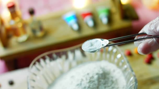 Добавить чайную ложку соли в тесто ингредиентов — стоковое видео