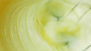 Pasta malzemelerini mikserle karıştır. Makro çekim