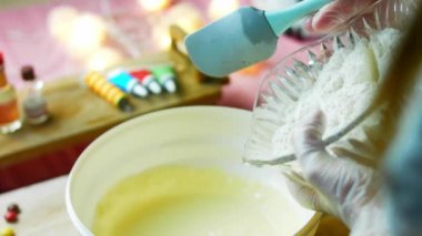 Pasta malzemelerine un ekliyorum.