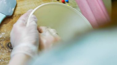 Hamuru pişirmek için elle yoğur.