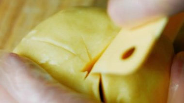 Hamuru birkaç parçaya bölün. Makro çekim