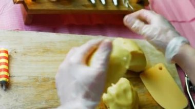 Hamuru birkaç parçaya bölün.