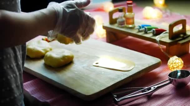 Dela degen för bakning i flera delar — Stockvideo
