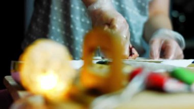 Pişirme hamurunun üzerine gıda boyası sürdüm. Hamuru kırmızı renkle karıştır