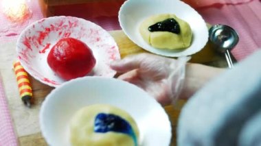 Pişirme hamurunun üzerine gıda boyası sürdüm. Hamuru kırmızı renkle karıştır