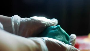 Pişirme hamurunun üzerine gıda boyası sürdüm. Hamuru mavi renkle karıştır