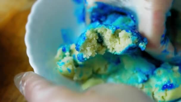 J'ai mis la coloration alimentaire sur la pâte à pâtisserie. Mélanger la pâte avec la couleur bleue — Video