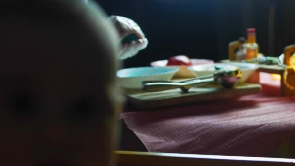 J'ai mis la coloration alimentaire sur la pâte à pâtisserie. Mélanger la pâte avec la couleur bleue. Le bébé est assis sur une chaise et s'amuse — Video