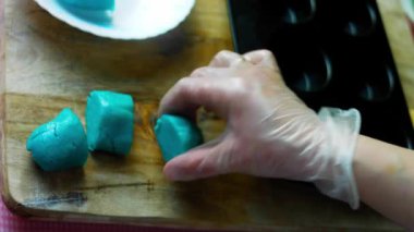 Mavi hamuru birkaç parçaya böl