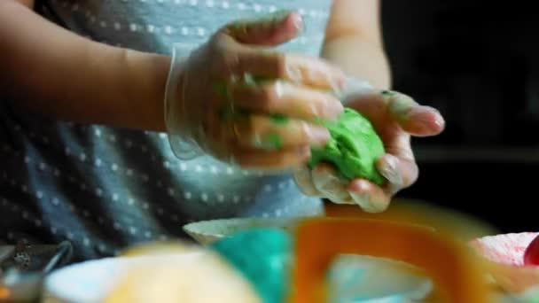 빵굽는 반죽 위에 음식에 색칠을 했습니다. 반죽을 초록색 과섞는다 — 비디오