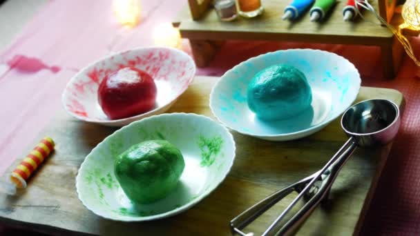 I put the food coloring on the baking dough. Mix the dough with the green color — Stock Video