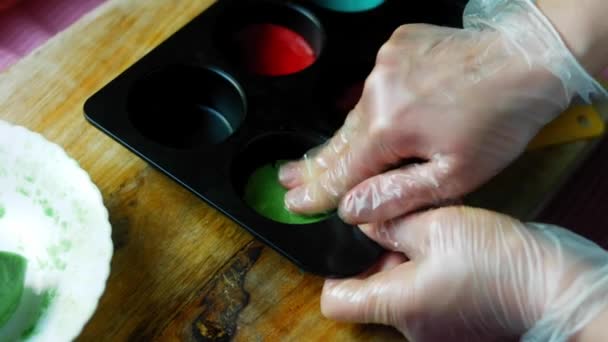 Dal jsem zelený těsto do plechovky na pečení — Stock video