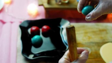 Mavi hamurdan bir yarımküre oluştururlar. Makro çekim