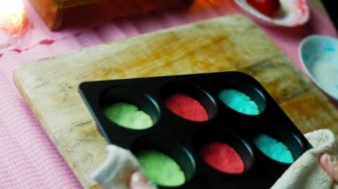 Fırın tenekesini renkli hamurla pişir.